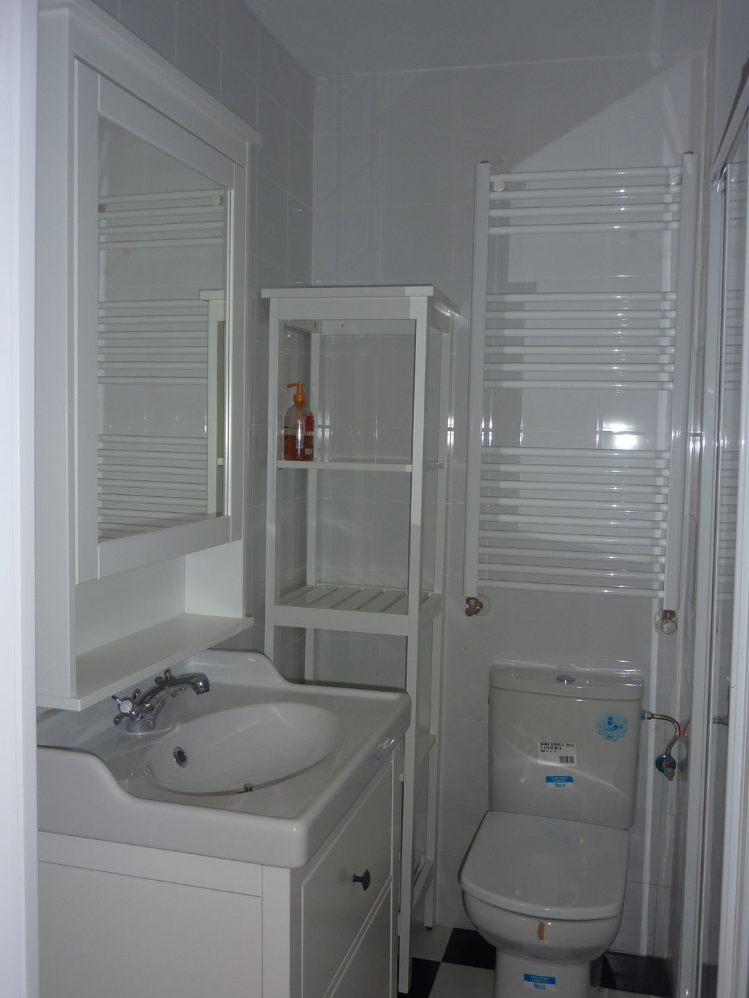 baño estrecho blanco