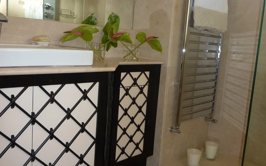 Cuarto de baño con accesorios colocados